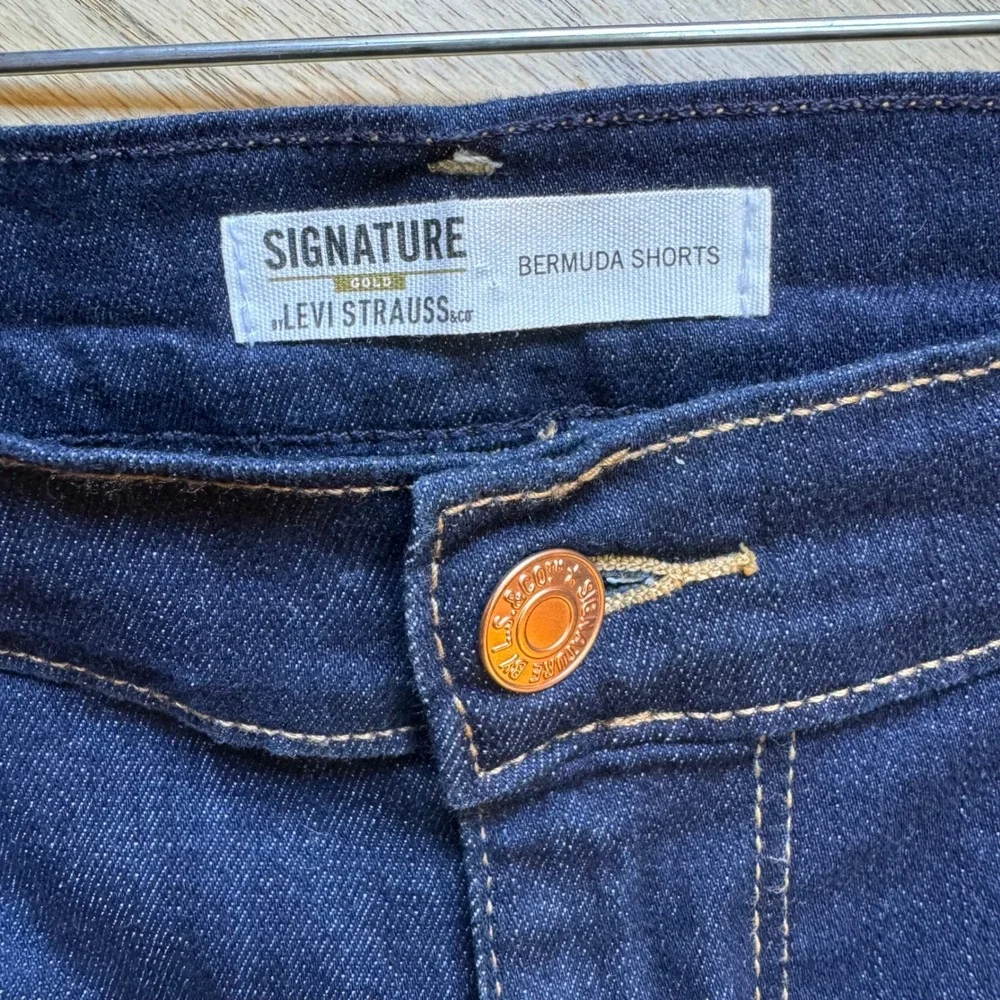 Signature by Levi Strauss Women 22 Dark Wash Bermuda Shorts Cuffed Stretch Denim - Picture 4 of 7